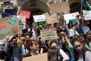 Grève pour le climat : 15 000 jeunes défilent Paris, des centaines de milliers en Europe